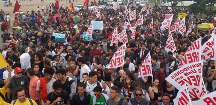 Estudantes ocupam as ruas de Brasília em defesa da UnB Estudantes ocupam as ruas de Brasília em defesa da UnB