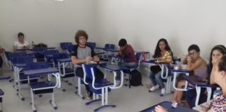 Jovens debatem na faculdade de Ceilândia da UNB: Lula livre! Lula presidente!