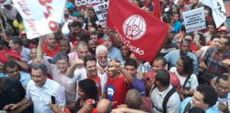 Na Bahia, o povo recebe Lula abraçando Haddad.