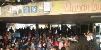 Plenária de estudantes, professores e servidores na UnB organizam voto 13!