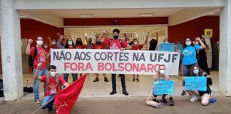 Manifestação contra corte de bolsas na UFJF em Minas Gerias