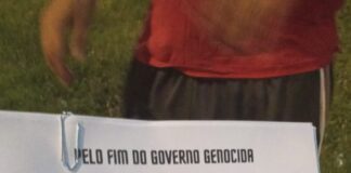 Em Cuiabá-MT, jovens fazem colagem de cartaz