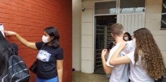 Em Juiz de Fora-MG, JR faz atividade de abaixo-assinado na UFJF