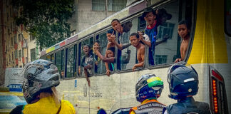 Jovens são reprimidos no RJ por protestarem contra Bolsonaro