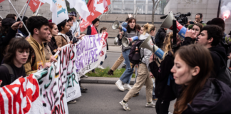 “Golpe de força de Macron, a juventude não aceita!” dizem os jovens do P.O.I. na França